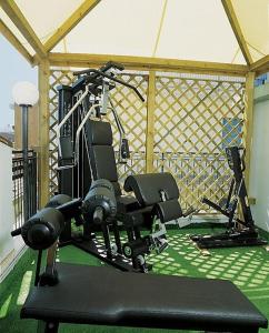 un gimnasio con máquinas de correr en una habitación en Hotel Residence Charles en Rímini