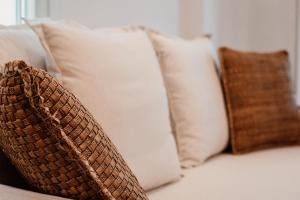 Eine Gruppe Kissen sitzt auf einem Sofa in der Unterkunft Alkyoni Beach Hotel in Naxos Chora