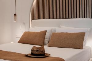 ein Schlafzimmer mit einem Bett, auf dem ein Hut liegt in der Unterkunft Alkyoni Beach Hotel in Naxos Chora