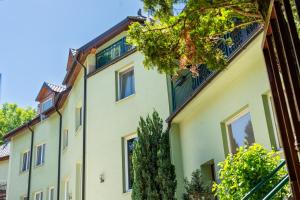 an apartment building in the city of lyon at Green House in Banka
