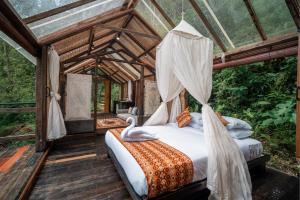 a bedroom in a tree house with a bed at Oak House Sidemen in Sidemen