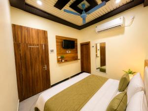 a bedroom with a bed and a tv in a room at Hotel Diamond inn Mathura in Mathura