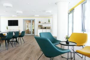 a waiting room with chairs and a table at Gästehaus Gothensee in Heringsdorf