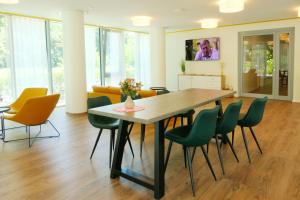 a dining room with a table and chairs at Gästehaus Gothensee in Heringsdorf