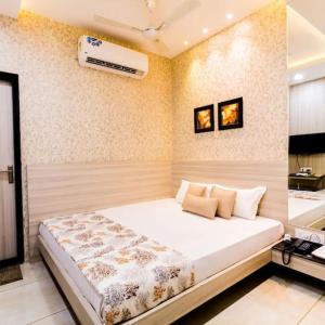 a bedroom with a large bed in a room at Hotel Rockland Kota in Kota