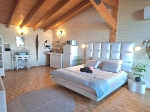 a bedroom with a large bed and a kitchen at צימר תומר דבורה-קצה ההר in Kerem Ben Zimra