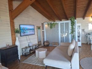 a living room with a couch and a tv at צימר תומר דבורה-קצה ההר in Kerem Ben Zimra
