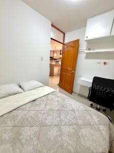 a bedroom with a bed and a desk and a chair at CasaLoop in Ica