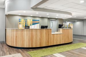 an office lobby with a reception desk and a reception counter at Spark By Hilton Akron Fairlawn in Fairlawn