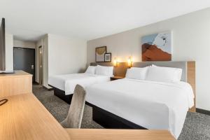 a hotel room with two beds and a tv at Spark By Hilton Akron Fairlawn in Fairlawn +33 photos