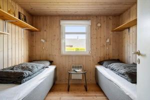 two beds in a room with a window at FJ1601-Jaegerspris-Strandleddet-25 in Jægerspris