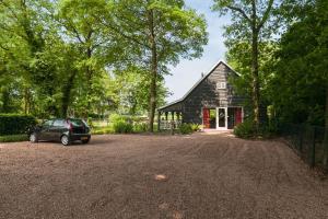 a car parked in front of a barn at The Mansion in Wijnjewoude