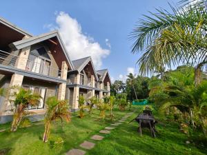 a house with a green yard with a playground at Mermaid Avisa in Arambol