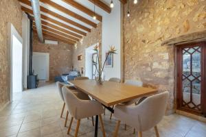 a dining room with a wooden table and chairs at Villa Biniali Costitx in Costitx