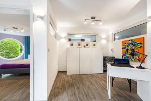 a room with a desk and a bed at Casa Wohnen und Wellness in Hemer