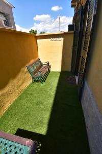 a patio with a bench on the side of a building at VichyeNichy in Morena