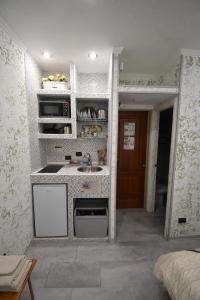 a small kitchen with a sink and a stove at VichyeNichy in Morena