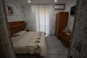 a small bedroom with a bed and a window at VichyeNichy in Morena