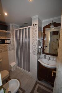 a bathroom with a sink and a toilet and a shower at VichyeNichy in Morena +18 photos