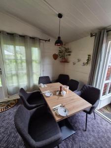 a dining room with a wooden table and chairs at Neu!!! Pension Scherz-ruhig am Standrand mit Wasserzugang & Paddelboot in Lübbenau