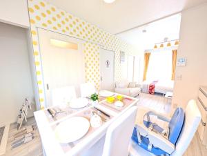 a room with a table and chairs and a room with a bed at Maison New River B-203 in Chiharachō
