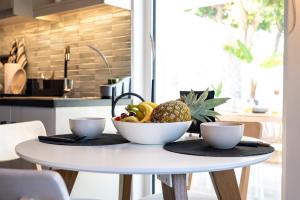 EPTA Houses في مارماري: وعاء من الفاكهة على طاولة في المطبخ