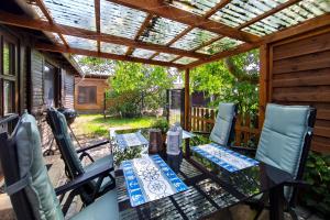 a patio with a table and chairs under a pergola at Ferienbungalow Seeluft in Loddin