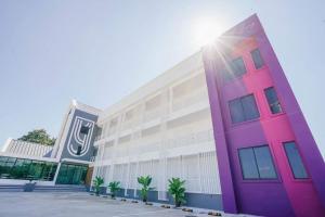 a building with the sun shining on it at โรงแรมคุณหญิงโฮเตล in Nan