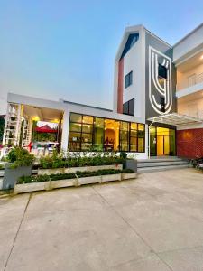 a large building with a lot of windows at โรงแรมคุณหญิงโฮเตล in Nan