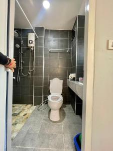 a bathroom with a toilet and a shower at โรงแรมคุณหญิงโฮเตล in Nan