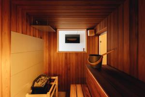 ein Zimmer mit holzgetäfelten Wänden und einem kleinen Fenster in der Unterkunft cuccou in Aira