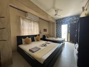 ein Schlafzimmer mit einem großen Bett und einem Fenster in der Unterkunft Muscat Holiday Resort in Cox's Bazar