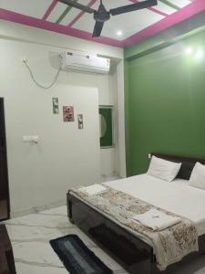 a bedroom with a bed and a ceiling fan at Ayodhya Stay in Ayodhya