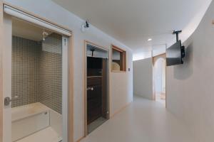 ein Badezimmer mit ebenerdiger Dusche neben einer ebenerdigen Dusche in der Unterkunft cuccou in Aira + 26 Fotos