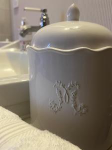 a white container with a snowflake on it next to a sink at La Demeure d'Euphrosine in Fresnay-sur-Sarthe