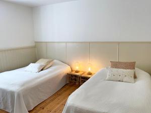 two beds sitting next to each other in a room at Lundsgaard Gods ferielejlighed in Kerteminde