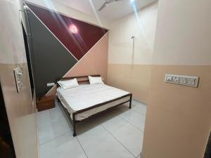 a small bedroom with a bed in a room at The Urban Lodge in Goriān