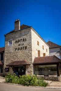 a building with a sign on the side of it at Hôtel de la Poste Restaurant Benjamin Linard in Pouilly-en-Auxois