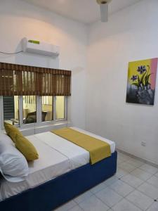 a bedroom with a bed and a window at Casa Solare in Wellawatta