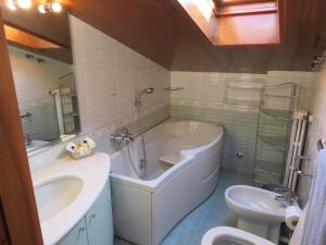a bathroom with a tub and a sink and a toilet at Gordon Cottage in Verona