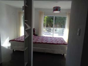 Las Gaviotas في لاس جافيوتاس: غرفة نوم بسرير مقابل نافذة