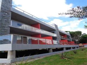 Las Gaviotas في لاس جافيوتاس: اطلالة خارجية على مبنى به بلكونات حمراء +صورتان