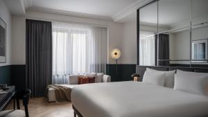 ein Hotelzimmer mit einem großen Bett und einem Fenster in der Unterkunft Almanac X Alcron Prague in Prag