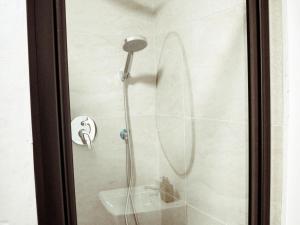 a shower with a hose in a bathroom at Railway Hotel in Wellington +61 photos