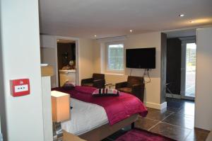 a bedroom with a bed and a flat screen tv at Villa Amylia & gratis parking in Wenduine