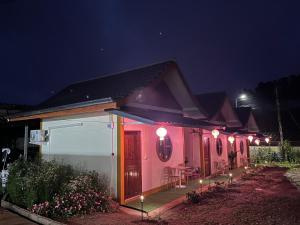 a small house with lights on it at night at ฮ่องเต้รักไทยรีสอร์ท in Ban Rak Thai