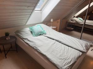a bed in a room with a window at Villa Malena Guesthouse in Fensmark