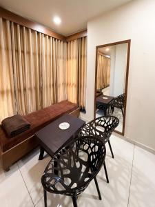 a room with a table and chairs and a mirror at Hotel Vivanta in Bānswāra
