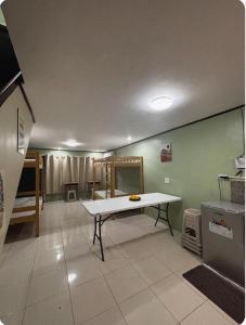 ein Raum mit einem Tisch in der Mitte des Raumes in der Unterkunft The Zion Bedspace- Olongapo City in Olongapo