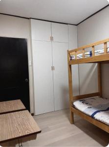 ein Schlafzimmer mit zwei Etagenbetten und weißen Schränken in der Unterkunft The Zion Bedspace- Olongapo City in Olongapo